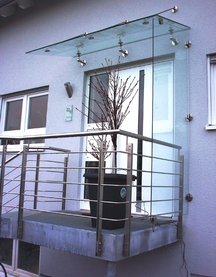 Vordach aus Glas mit Seitenelement